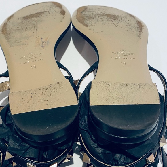 VALENTINO GARAVANI ROCKSTUD BLACK FLAT THONG SANDALS. - Picture 15 of 16